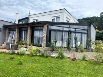 LUXUSNÝ 3-apartmánový dom+garáž+chatka+vináreň v Brezne