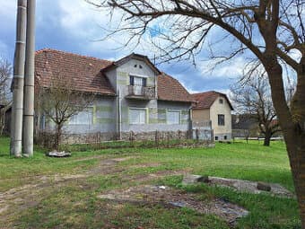Ponúkame na predaj dva domy s veľkým pozemkom v obci Krnišov
