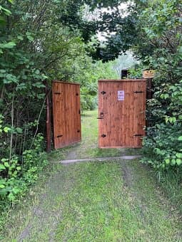Na predaj pozemok o rozlohe 292000 m2 s poľovníckou chatou