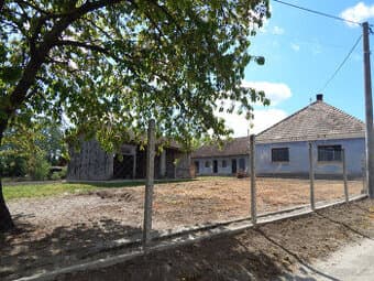 Na predaj vidiecka usadlosť so starším domom, hospodárskymi