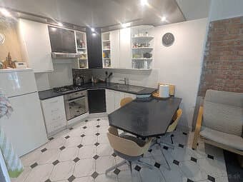Atraktívny 3 izbový byt, blízko Centra, Tomášikova, balkón