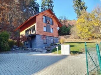 NOVOSTAVBA: 6-izbová CHATA, VL pozemok 484 m2 v Martine