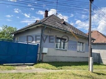 Dve stavebne parcely s rozhlohou 2025 m² s rodinnym domom