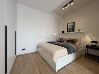 Jednoizbový moderný apartmán s veľkou terasou, Komárno