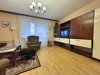 Priestranný 3-izbový tehlový byt s garážou, vlastným kúrením