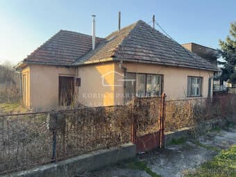 Staší rodinný dom s veľkým pozemkom, Vrbová nad Váhom