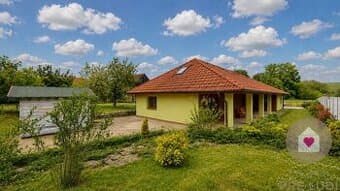 ČARADICE-Priestranný 5izbový dom s veľkou záhradou a pozemko