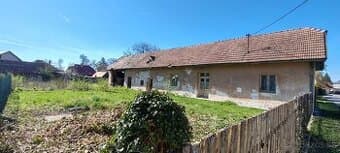 Veľký pozemok s hospodárskym domom v centre Blatnice