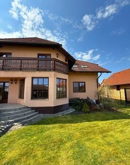 Na predaj veľký Rodinný dom, Trenčín-Zlatovce, pozemok 900m2