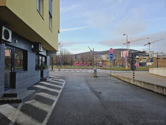 Obchodný alebo admin. priestor pri ŽST Vinohrady