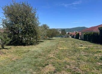 Na predaj veľkorysý stavebný pozemok (1104 m²) – Lužianky