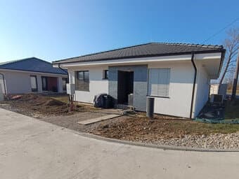Predám 4-i rodinný dom Radošovce (J.Bohunice), 589m2 pozemok