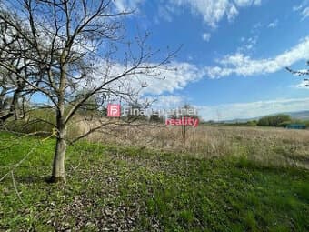 Pozemok Petrovany- Močarmany: 5,5m x 177m (F189-14-ANM)