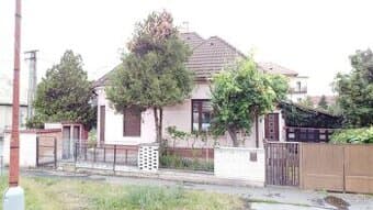 Trojizbový rodinný dom v širšom centre mesta Lučenec