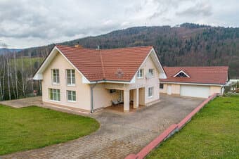 NA PREDAJ VEĽKÝ PRIESTRANNÝ RODINNÝ DOM S OBROVSKÝM POZEMKOM