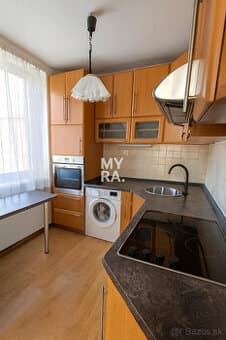 3. izb. byt, Košťova ul., 6 m2 loggia, pražský typ, blízko c