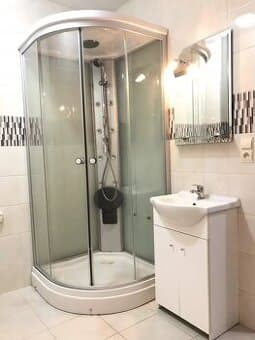 Priestranný 1-izbový byt 42 m² s loggiou a pivnicou