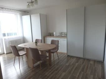 Hľadáte priestranné bývanie s parkovaním v Banskej Bystrici?