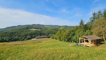 Rekreačný pozemok s dreveným altánkom - Horná Breznica