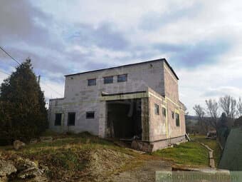 Moderný dom tesne pred dokončením, ideálny pre mladú rodin