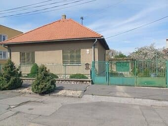Rodinný dom s krásnym a slnečným pozemkom vo vyhľadávanej lo