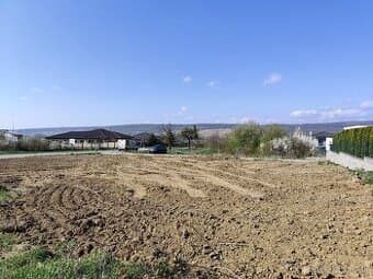 Pozamok Vajkovce 851 m2, IS na pozemku