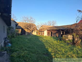 Slnečný rovinatý pozemok so šírkou, aká sa dnes nevidí