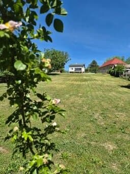 VEĽKÝ POZEMOK 1 403 m², studňa, siete