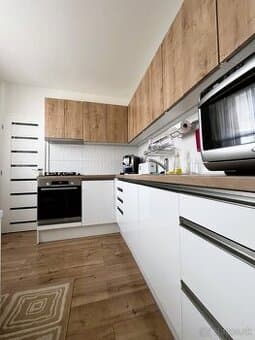 Krásny 4 izbový byt 105 m2 s dvomi balkónmi, Levice, Ružová