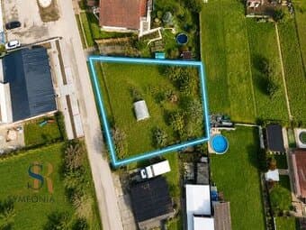 NOVÁ CENA Rovinatý pozemok v Pate 713 m² - bez rezervačnej z