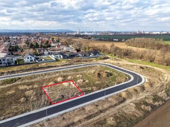 🏡 POZEMOK NA PREDAJ – Hrnčiarovce nad Parnou (pri Trnave) –