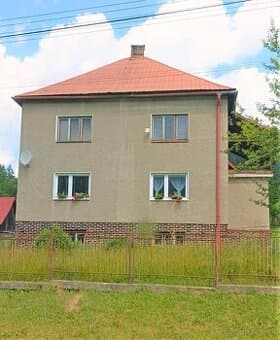Priestranný rodinný dom s veľkým pozemkom v Klokočove