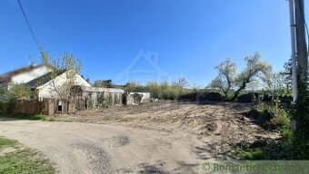 Pozemok 768 m2 pre 2 domy, pôvodný RD 59 m2 na rekonštrukc