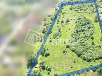 Rozsiahly pozemok s dostatkom súkromia, voda + elektrika…