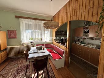 Ponúkame na predaj priestranný tehlový rodinný dom s garážou