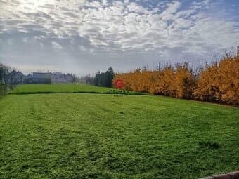 Rovinatý stavebný pozemok 806 m² | Žbince