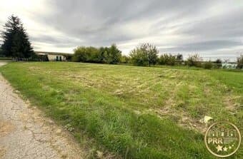 ZNÍŽENÁ CENA Na predaj pekný stav. pozemok s roz.1702m2 v