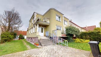 BartanusReality - Na predaj rozmerný rodinný dom s pozemkom