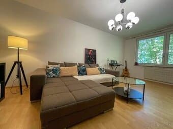 Veľkometrážny trojizbový byt s balkónom na predaj, Vráble