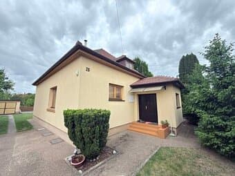PRE RODINU AJ BUDÚCE PLÁNY – DOM V ŠALI S POZEMKOM 1 332 m²