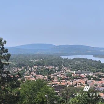 Na predaj: panoramatický stavebný pozemok v Ostrihome
