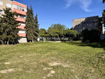 Ponúkame na predaj atraktívny stavebný pozemok, nachádzajúci