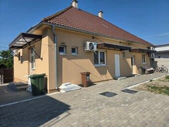 Ponúkame na predaj dom v centre Kolárova