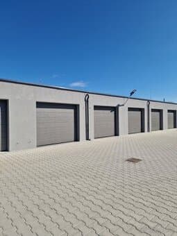 Murovaná garáž s elektronickou bránou