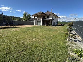 Skolaudovaná novostavba, nová terasa, nový plot nová skalka