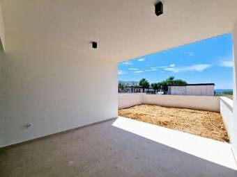 CHORVÁTSKO - Priestranný apartmán so záhradkou - PRIVLAKA, Z