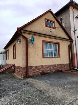 Na predaj budova lekárne v Hosticiach