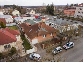 Dom (90 m²) a plne vybavená reštaurácia (150)m2-v Balassagya