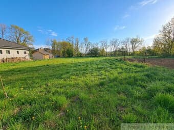 Rovinatý pozemok o rozlohe 1473m2 so súkromnou prístupovou