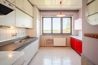 Priestranný 3-izbový byt s garážou, dvoma balkónmi a záhrada